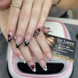 De Lacey Nails