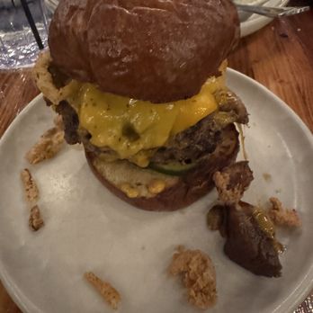 Barnyard Crafthouse & Eatery - Bbq smash burger - New American Near Me - Tucson, Arizona
