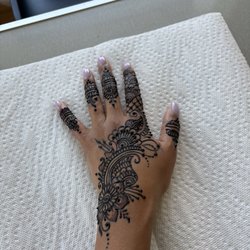 MehndiNeo - Waiting for henna to dry