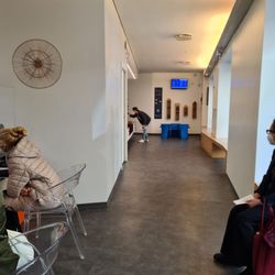 Centro Medico Santagostino - Eye glasses area at very end of hall