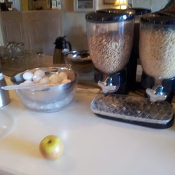 Masterpiece Hotel - Breackfast offerings include cereal, h b eggs, and a basket of fruit. - Hotels Near Me - Morro Bay, California Masterpiece Hotel - Breackfast offerings include cereal, h b eggs, and a basket of fruit. - Hotels Near Me - Morro Bay, California