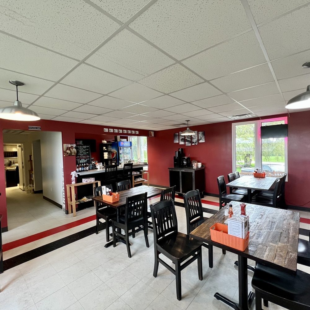 Hungry Hanger - Cozy, very clean dining room - Diners Near Me - Wiarton, Ontario