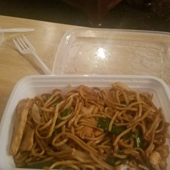 Little Wok - Chicken Lo Mein - Chinese Near Me - Chicago, Illinois