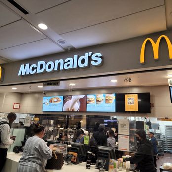 McDonald's - customers in a fast food restaurant - Coffee & Tea Near Me - Dallas, Texas McDonald's - customers in a fast food restaurant - Coffee & Tea Near Me - Dallas, Texas