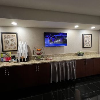 Hilton Phoenix Airport - Executive lounge - Hotels Near Me - Phoenix, Arizona