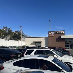 Medium size parking lot. Not sure how crowded it will get during peak hours