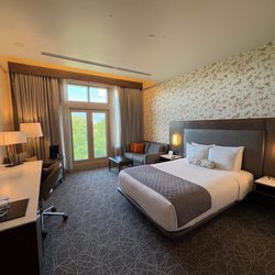 Inn at Water's Edge - Standard Queen Room w/ Pullout Sofa