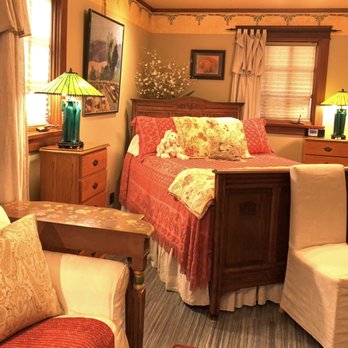 Arcata Stay - Arcata Stay's Rose Court Cottage main room living area and sleeping area. - Guest Houses Near Me - Arcata, California