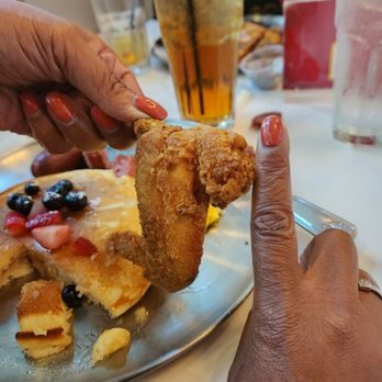 T's Brunch Bar - $3 wings - Breakfast & Brunch Near Me - Atlanta, Georgia T's Brunch Bar - $3 wings - Breakfast & Brunch Near Me - Atlanta, Georgia