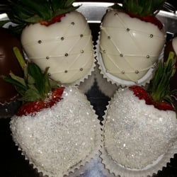 Ooh LaLa Cups - Wedding themed chocolate dipped strawberries.