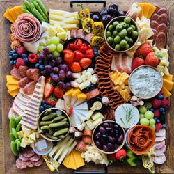 Sprig & Plate - The Charcuterie Board
A full mix of all your favorite things! The perfect party tray.