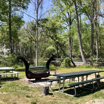 Brimming Horn Meadery - Fire pit picnic tables - Meaderies Near Me - Milton, Delaware