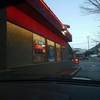 Carl's Jr - the outside of a restaurant - Fast Food Near Me - Gorman, California