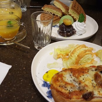 咖啡弄 - The so-called "pizza" (with the pomelo tea in the background) - Desserts Near Me - Hong Kong, HK