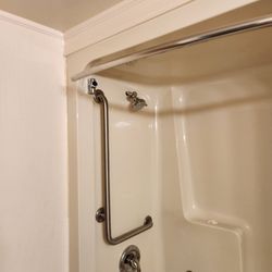 First Canada Inns - Broken shower rod
