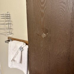Rodeway Inn Winslow I-40 - Door was damaged, towels were dirty.