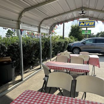 La Cubana - seating area - Food Trucks Near Me La Cubana - seating area - Food Trucks Near Me