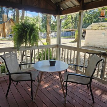 Caddo Lake Hideaway - Comfortable front porch dining area - Vacation Rentals Near Me - Karnack, Texas Caddo Lake Hideaway - Comfortable front porch dining area - Vacation Rentals Near Me - Karnack, Texas
