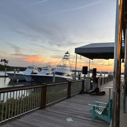Outriggers Tiki Bar & Grille - Live music
