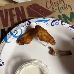 Gabilan Pizza - You know that little table that is placed on the middle of the pizza... here's the size of the wings in comparison....