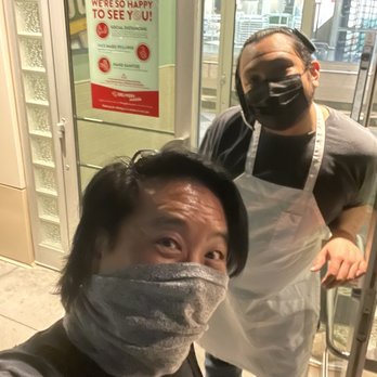 Krispy Kreme - Friendly service...Enrique tells me about the FREE donut for Covid19 vaccine card carriers!   I love KK! - Coffee & Tea Near Me - Seattle, Washington