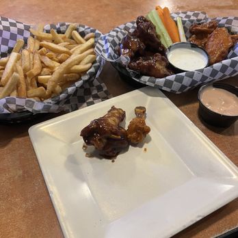 Wing House - The wings are EXTREMELY TINY there were more tiny ones in that basket. - Chicken Wings Near Me - South Gate, California