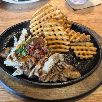 Applebee's Grill + Bar - NEW Hot Honey Glazed Chicken & Bacon Skillet - American Near Me - White Lake, Michigan
