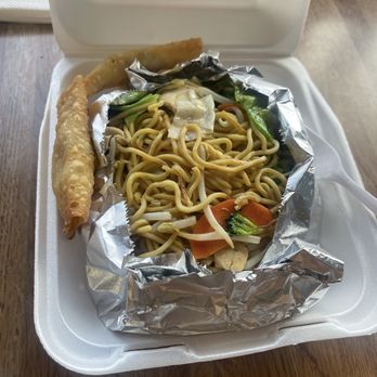 Wendill's Chicken House - B. Chow Mein and 2 Shrimp Rolls Lunch Special - Thai Near Me - Arleta, California Wendill's Chicken House - B. Chow Mein and 2 Shrimp Rolls Lunch Special - Thai Near Me - Arleta, California