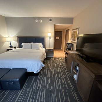 Hampton Inn & Suites Seattle/Redmond - King size room - Hotels Near Me - Redmond, Washington Hampton Inn & Suites Seattle/Redmond - King size room - Hotels Near Me - Redmond, Washington