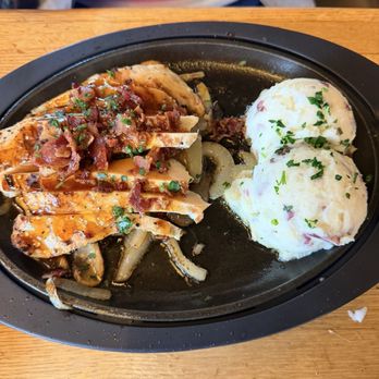 Applebee's Grill + Bar - NEW Hot Honey Glazed Chicken & Bacon Skillet - American Near Me - Folsom, Pennsylvania