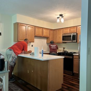 Brooks Flooring - Placing the stone backsplash - Carpeting Near Me - Fort Wright, Kentucky