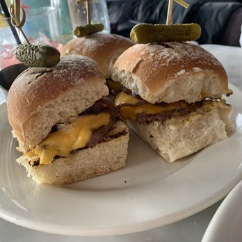Gatsby's Landing - Gatsby's Sliders - New American Near Me - Roslyn, New York