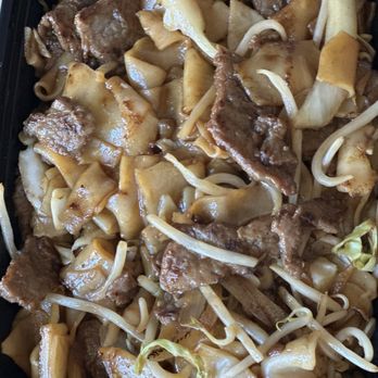 Young Can Wok - Chow Fun with beef, very savory! - Chinese Near Me - Burlingame, California Young Can Wok - Chow Fun with beef, very savory! - Chinese Near Me - Burlingame, California