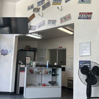 Star Smog  - Waiting room and front desk. - Smog Check Stations Near Me - Walnut Creek, California