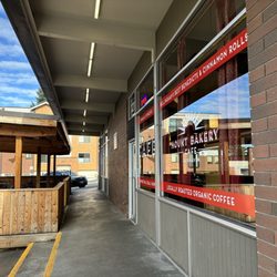 The Mount Bakery Cafe - Outdoor seating for nicer weather