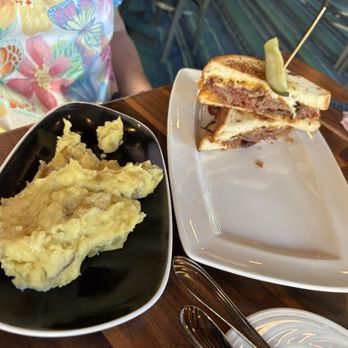 Horizons Restaurant & Lounge - American Near Me - Geneva, Ohio