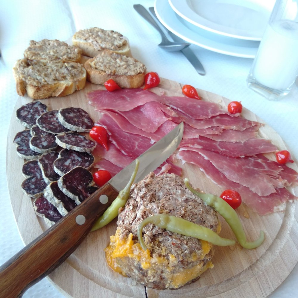 Menta - Appetizer platter with all sorts of meaty deliciousness! - Basque Near Me - Aldudes, 01