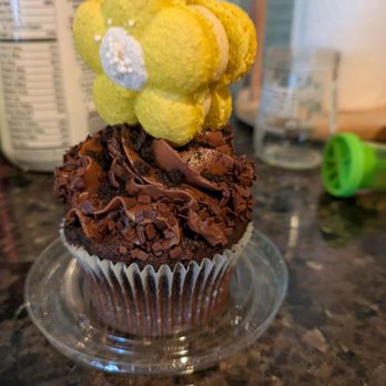 Ohh Macarons - Chocolate cupcake - Desserts Near Me - Bothell, Washington