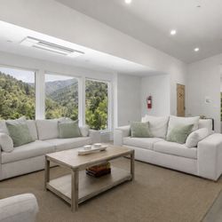 Laguna Beach Recovery - Open, calming lounge space for recovery community and therapy support in our Laguna Beach rehab residence.