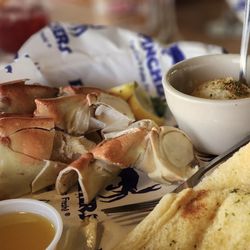 Pinchers - Jumbo stone crab, garlic bread, garlic mash potatoes