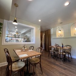 Edoardo's Trattoria - Seating