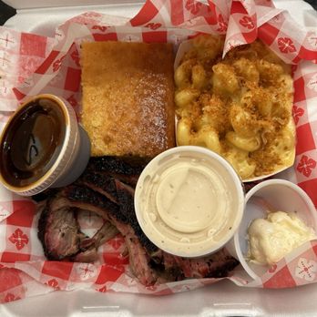 Smokin Oak - Brisket with Mac and cheese - Barbeque Near Me - Montello, Wisconsin