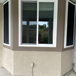 2 fixed windows on the sides 2 fixed windows on the sides