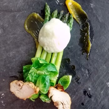 La Goéliche - Asparagus, egg yolk, seasoned poultry and emulsion of white balsamic. - Hotels Near Me - Sainte-Pétronille, Quebec