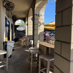 Growler Garage - Outdoor seating area