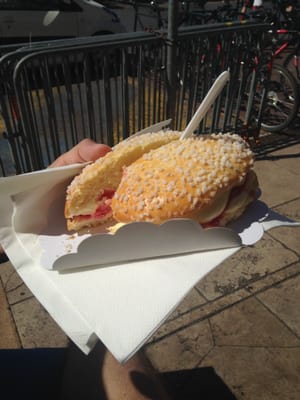 La Tarte Tropézienne Pâtisserie Viennoiserie Sandwicherie Pain by null