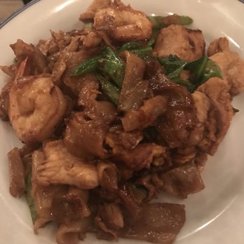 Sla Thai Restaurant - Pad see ew - Thai Near Me - Montclair, New Jersey