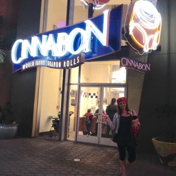 Cinnabon - Bakeries Near Me - Universal City, California