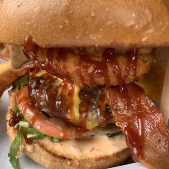 Bunz Burger - Western Bacon Cheez Burger (ground "choice" beef patty, lettuce, tomatoes, BBQ, 1000 island spread, onions rings); IG: @katzlundell - Hot Dogs Near Me - Huntington Beach, California
