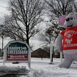 Grandpa's Cheesebarn - Turn when you see the big mouse!